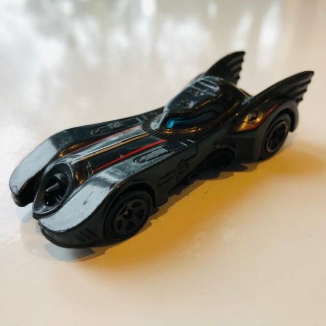 Hot Wheels Batmobile FJX33