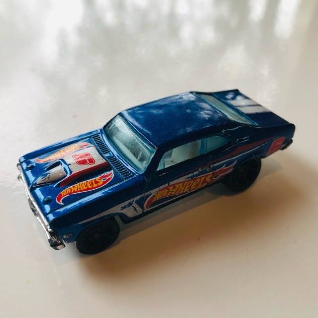 HL 68 NOVA Hot Wheels Racing B3532 2011 Mala...