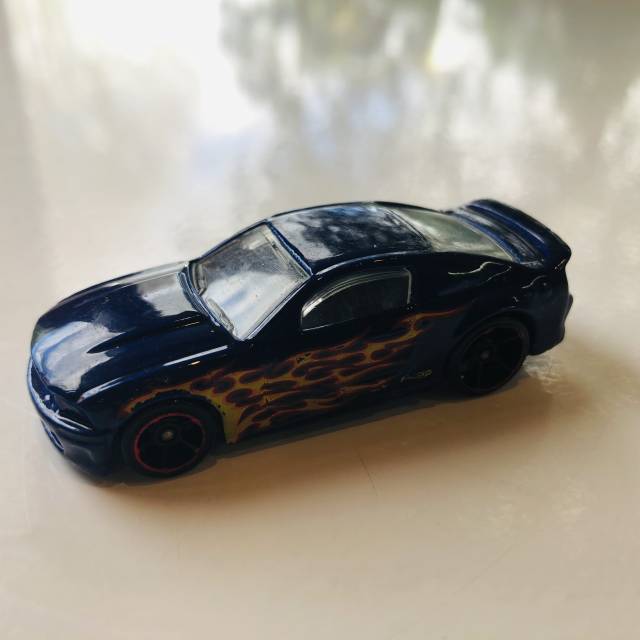 HL 07 FORD MUSTANG BLUE CAR W ORANGE