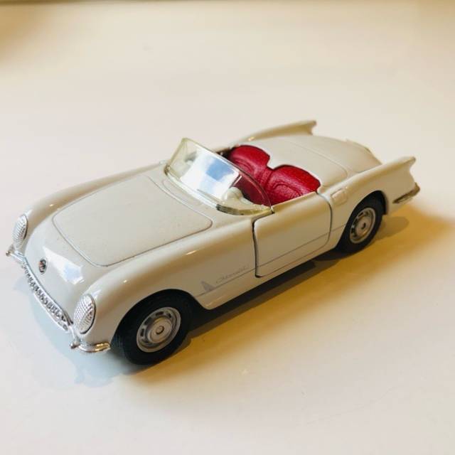 Maisto 1953 Corvette Convertible White 1-38