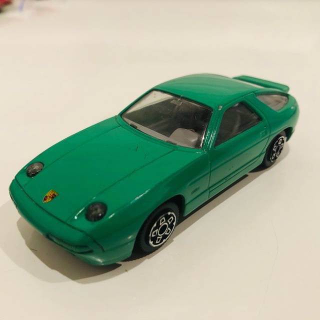 Burago Porsche 928 S4 Green 1-43 Italy
