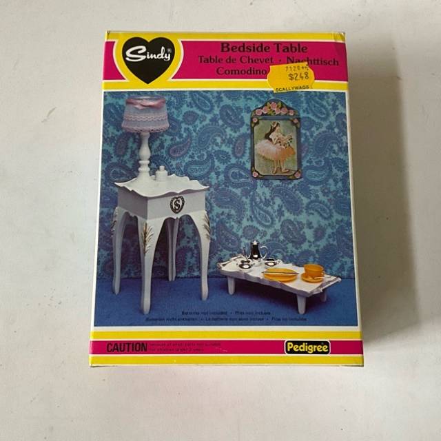 Sindy Bedside Table and lamp- Tray etc (PAM)