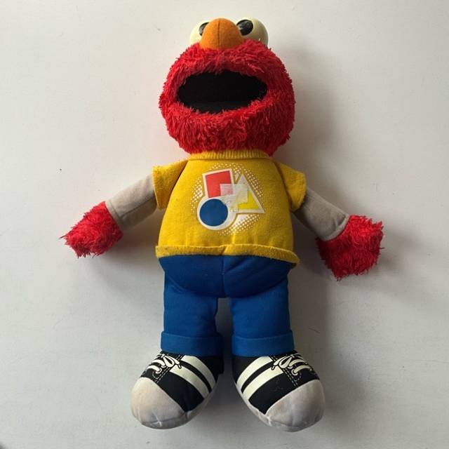 Hasbro 2010 Sesame Street Talking Rockin Elm...