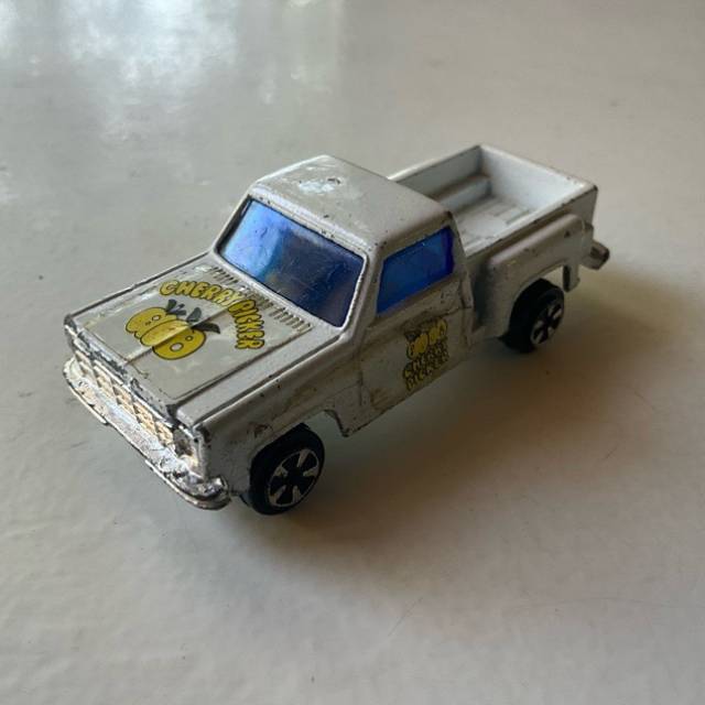 YATMING - White Chevy Truck (Cherry Pickers)