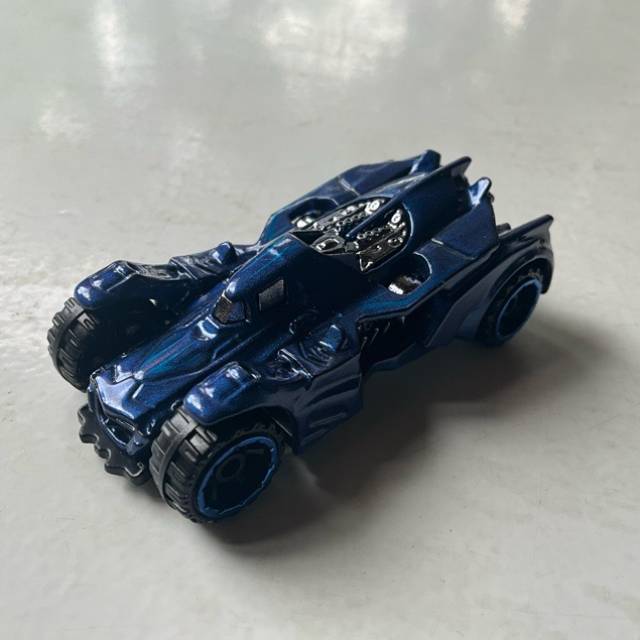 HL Batmobile Blue CFG82 (s23) 2015