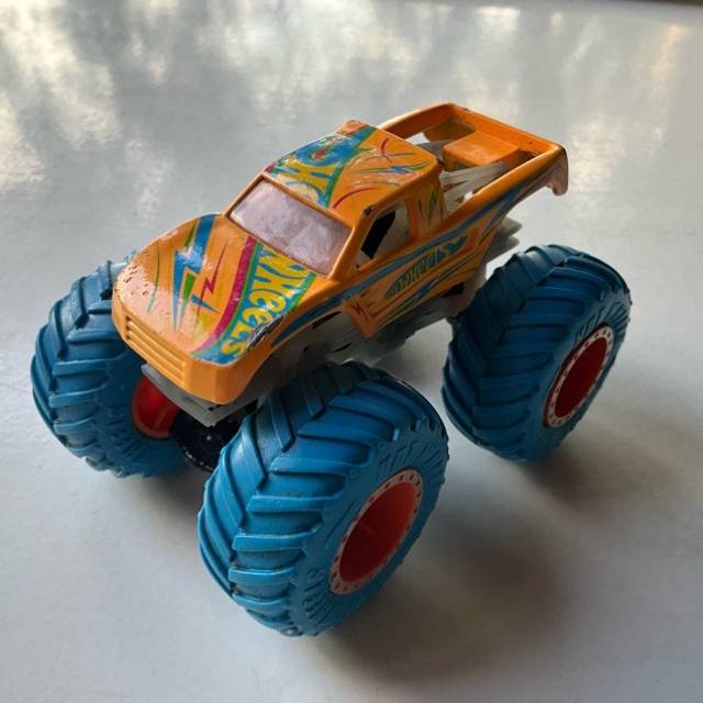 HL Monster Trucks Glow in the Dark Podium Cr...