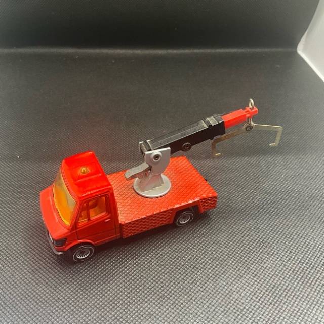 MERCEDES-BENZ 208 TNT1 BREAKDOWN Red SIKU 17...