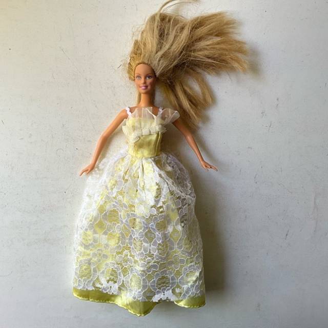 Barbie 1999 Yellow Gown