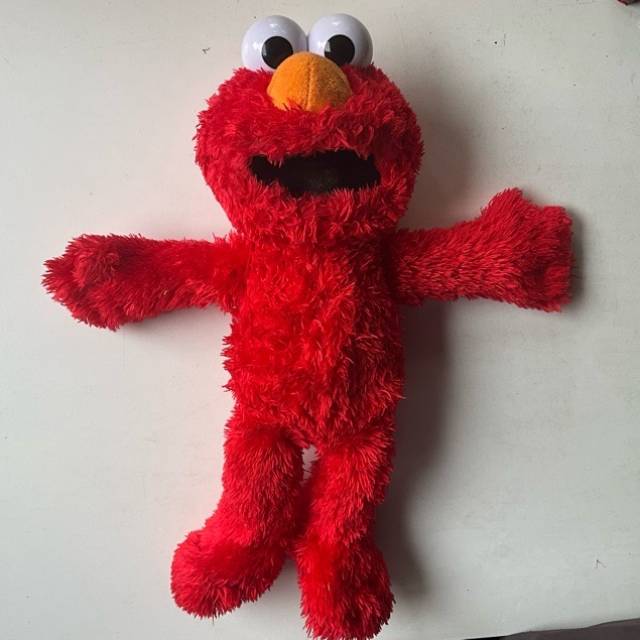 Tickle Me Elmo Hasbro Giggling Talking Plush...