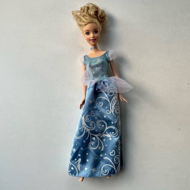 Barbie 2011 Disney Princess Deluxe Cinderell...